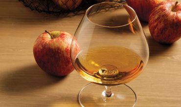 Whisky proefglas naast een appel